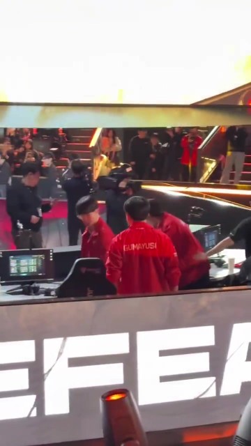 mk体育官方网站入口这个家不能没有小吕布！😭赛后粉丝拍到Gumayusi上台来安慰队友
